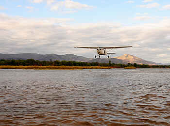 Royal Zambezi Lodge: Tiefflug über dem Sambesi