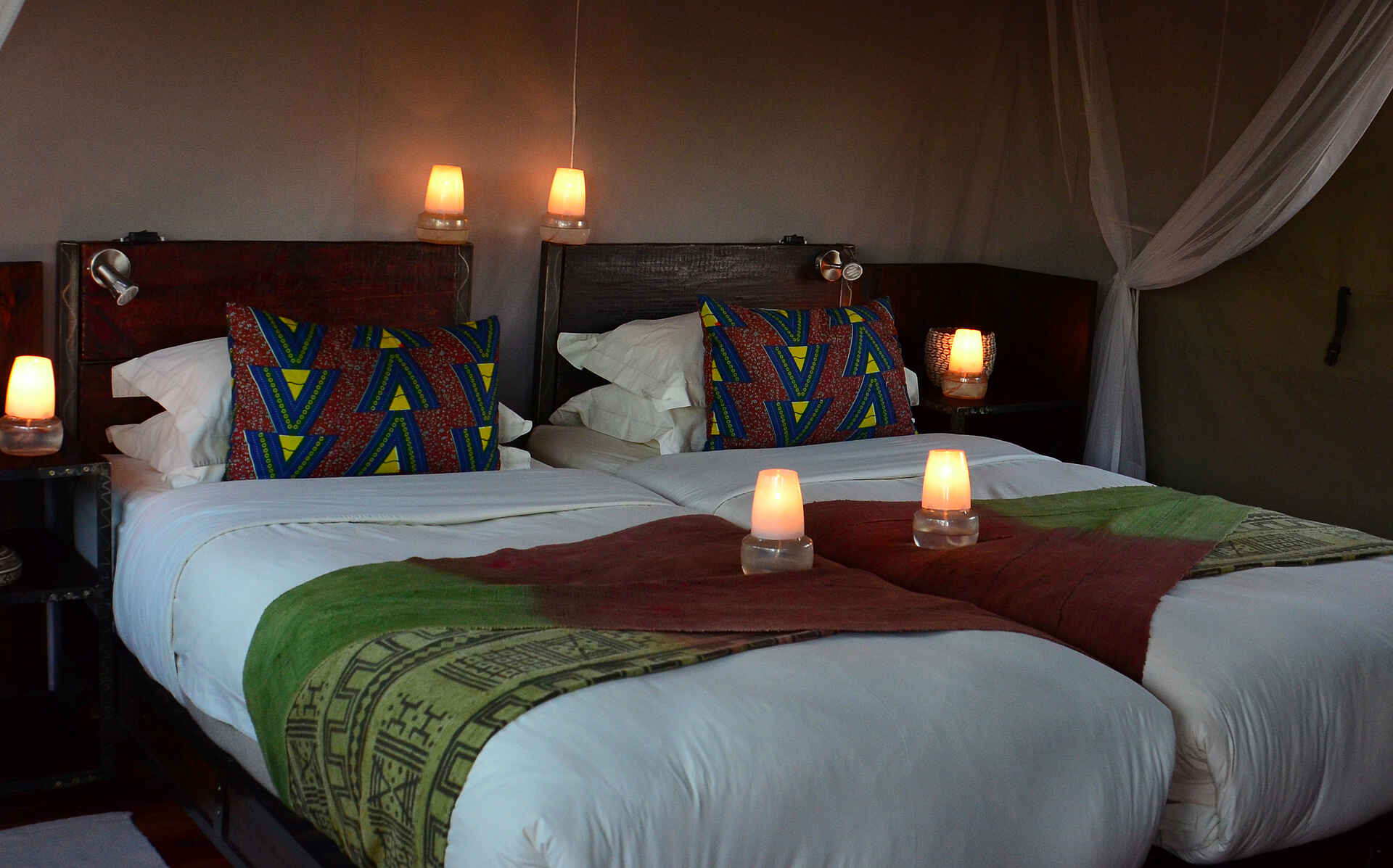 Sango Safari Camp: Doppelbetten Bush Ways, Khwai River, Moremi Game Reserve, NG 19, Okavango-Delta, Sango Safari Camp, Doppelbett, Gästezelt, Kerzen, Moskitonetz, Afrikarma, Afrikarma Safaris, Afrikarma Safaris - Wildnis. Hautnah., Afrikarma.de