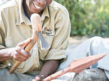 Bushman Plains Camp: Herstellung eines Speers Bushman Plains Camp: Herstellung eines Speers