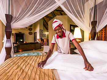 David Livingstone Safari Lodge: Bett wird von einer Mitarbeiterin hergerichtet David Livingstone Safari Lodge: Bett wird von einer Mitarbeiterin hergerichtet