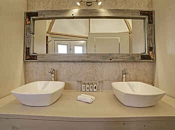 Desert Hills Glamping: Badezimmer mit Waschbecken und Spiegel Desert Hills Glamping: Badezimmer mit Waschbecken und Spiegel