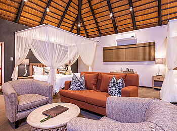 Inyati Game Lodge: Loung im Familienchalet