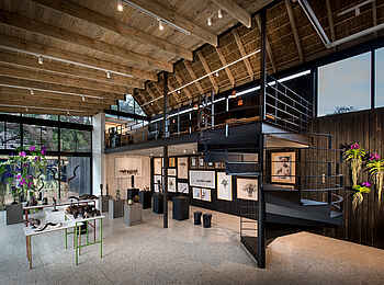 Lion Sands River Lodge: Hauptlodge mit Treppe und Bildern