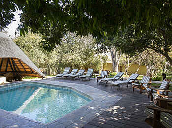 Namushasha River Lodge: Liegen am Pool Namushasha River Lodge: Liegen am Pool
