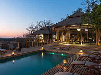 Simbavati Hilltop Lodge: Pool und Lounge im Abendlicht