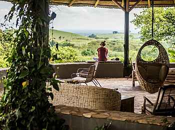 Volcanoes Kyambura Gorge Lodge: Terrasse mit Vordach Volcanoes Kyambura Gorge Lodge: Terrasse mit Vordach