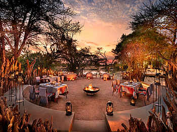 andBeyond Grumeti Serengeti River Lodge: Dinner in der Boma andBeyond Grumeti Serengeti River Lodge: Dinner in der Boma
