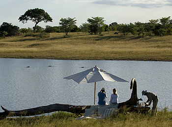 &Beyond Ngala Safari Lodge: Beobachtung von Nilpferden