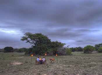 &Beyond Phinda Vlei Lodge: Romantisches Essen im Busch &Beyond Phinda Vlei Lodge: Romantisches Essen im Busch