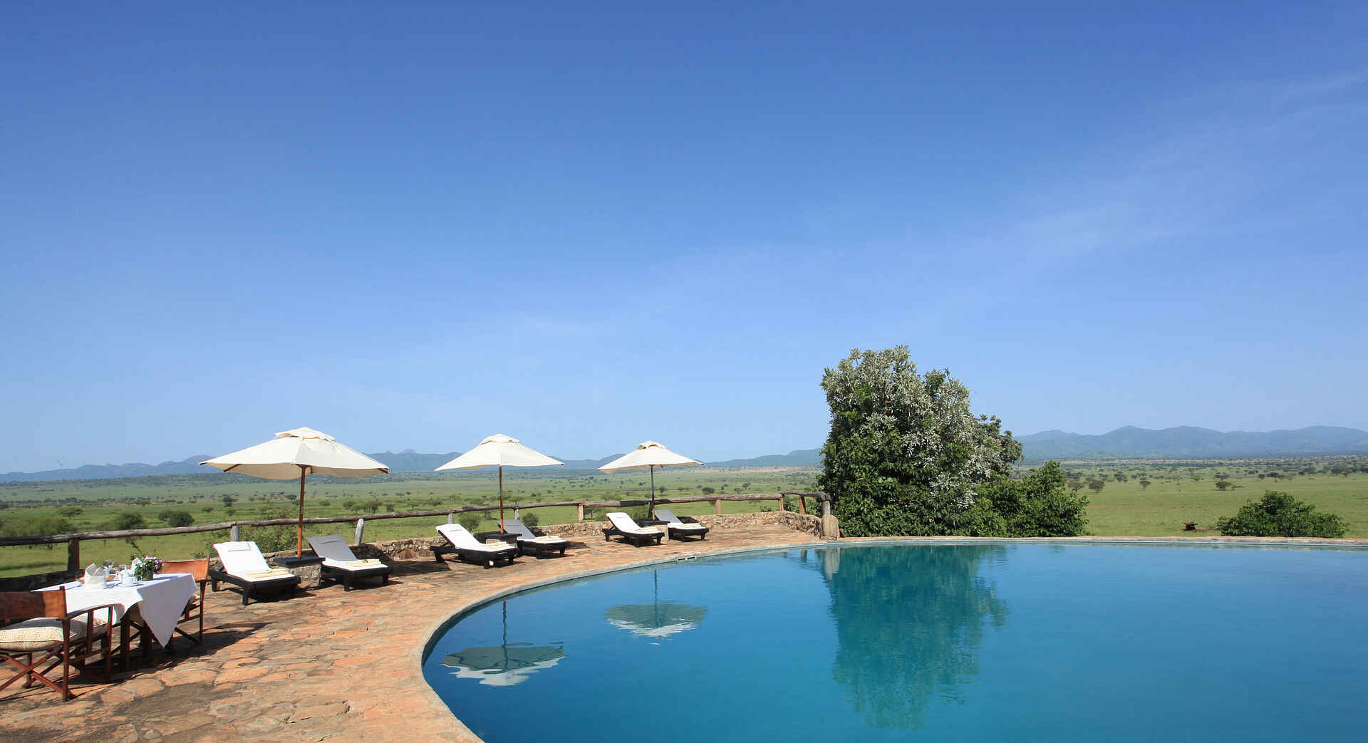 Apoka Safari Lodge: Am Swimming Pool
