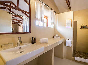 Bagatelle Kalahari Game Ranch: Savannah Chalet Bad