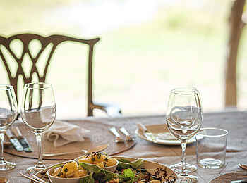 Cha Cha Metsi: Gedeckter Tisch Cha Cha Metsi: Gedeckter Tisch