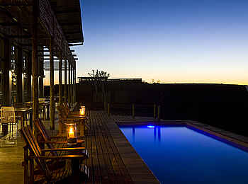 Fish River Lodge: Pool am Abend