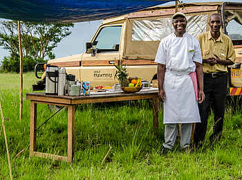 Ishasha Wilderness Camp: Koch und Ranger Ishasha Wilderness Camp: Koch und Ranger