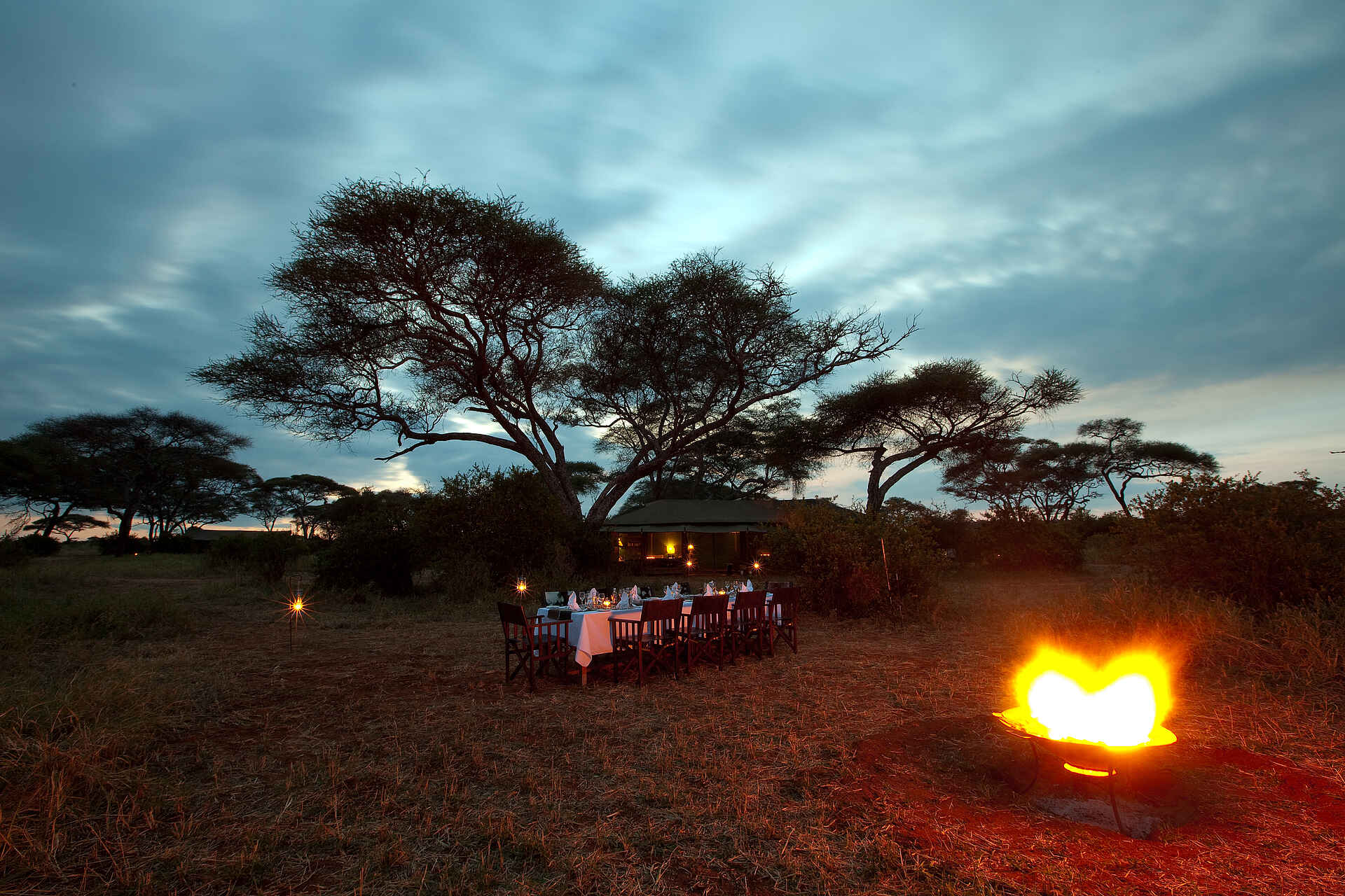 Lemala Ewanjan: Dinner beim Feuer Lemala Camps, Lemala Ewanjan, Serengeti, afrikarma, afrikarma Safaris, afrikarma.de, Abendessen, Dinner, Feuer, Feuerplatz