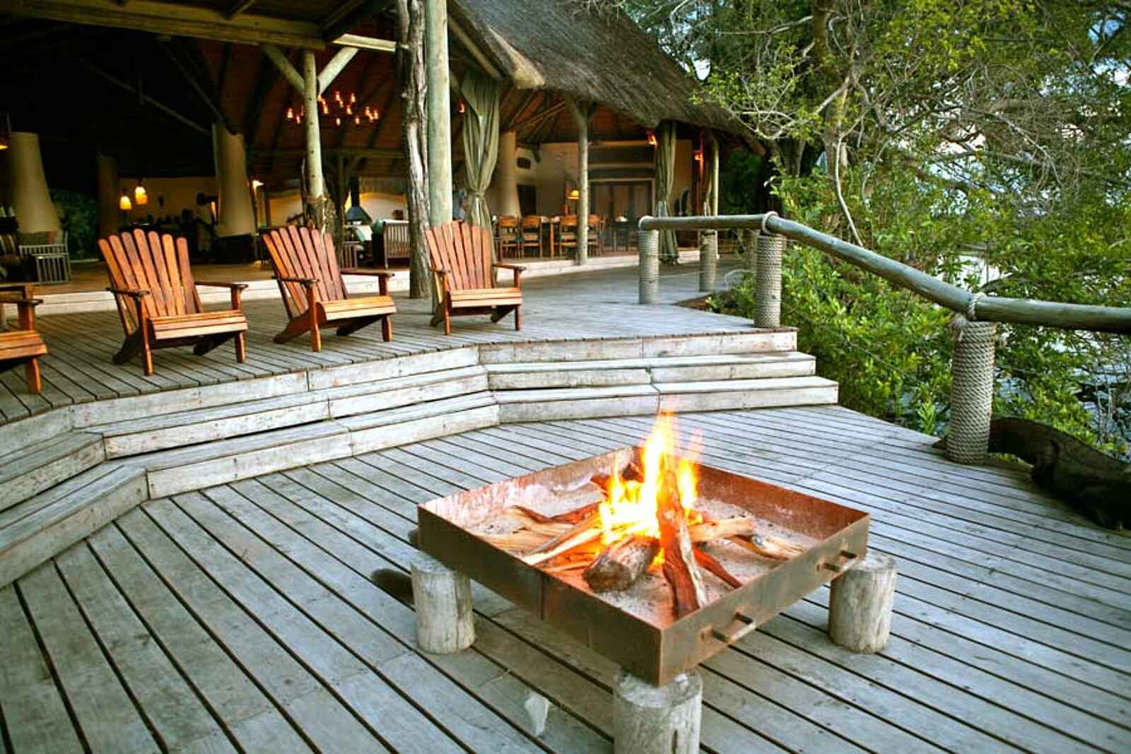 Lianshulu Lodge: Feuerplatz und Deck Lianshulu Lodge: Feuerplatz und Deck