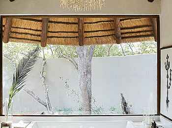 Londolozi Founders Camp: Fenster im Bad Londolozi Founders Camp: Fenster im Bad
