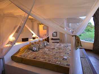 Luangwa Safari House: Doppelbett unter Moskitonetz Luangwa Safari House: Doppelbett unter Moskitonetz