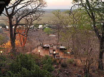 Muchenje Safari Lodge: Deck am Steilhang