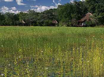 Nanzhila Plains Safari Camp: Camp-Gebäude am Rande der Dambo Nanzhila Plains Safari Camp: Camp-Gebäude am Rande der Dambo