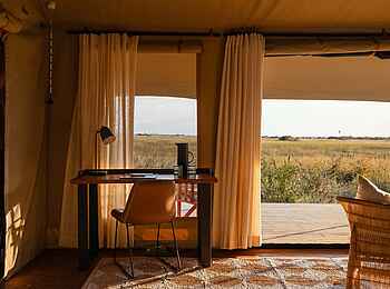 Nkasa Linyanti Camp: Schreibtisch und Terrasse
