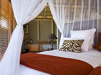 Onkoshi Camp: Bett mit Moskitonetz