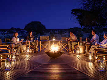 Sanctuary Swala: Nachts ums Feuer