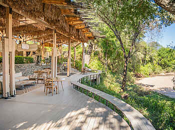 Saseka Tented Camp: Die Terrasse mit Blick auf das Flussbett Saseka Tented Camp: Die Terrasse mit Blick auf das Flussbett