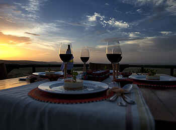 Soroi Serengeti Lodge: Dinner bei Sonnenuntergang Soroi Serengeti Lodge: Dinner bei Sonnenuntergang