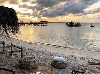 Sussurro: Liegen am Strand Sussurro: Liegen am Strand