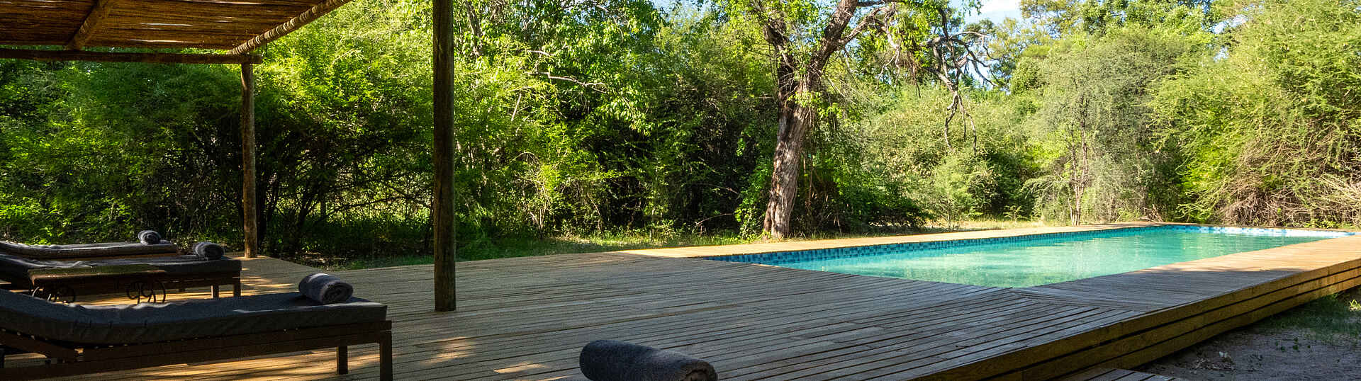 Poolbereich mit Liegen im Thamo Telele
