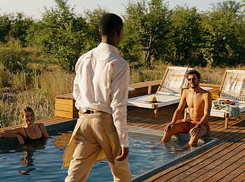 Wilderness Mokete Camp: Pool mit Liegen