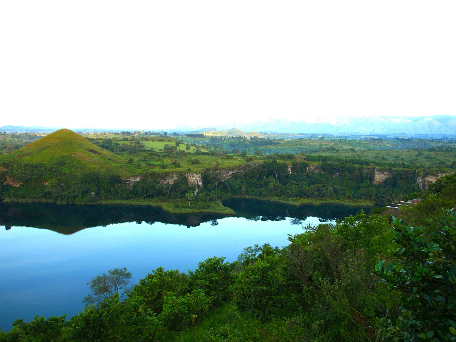 Chimpansee Tracking, Fort Portal, Kyaninga Lodge, Lake Kyaninga, Kratersee, Landschaft, Spiegelung, Afrikarma, Afrikarma Safaris, Afrikarma Safaris. Wildnis. Hautnah., Afrikarma.de