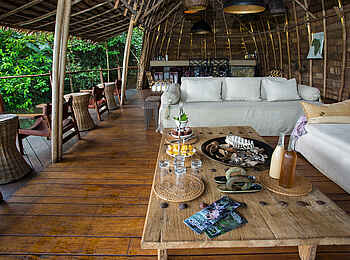 Lango Camp: Sitzgarnituren in der Lounge Lango Camp: Sitzgarnituren in der Lounge