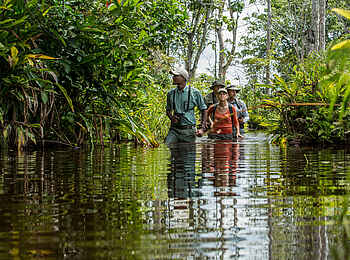 Lango Camp: Waten bis zur Hüfte Lango Camp: Waten bis zur Hüfte