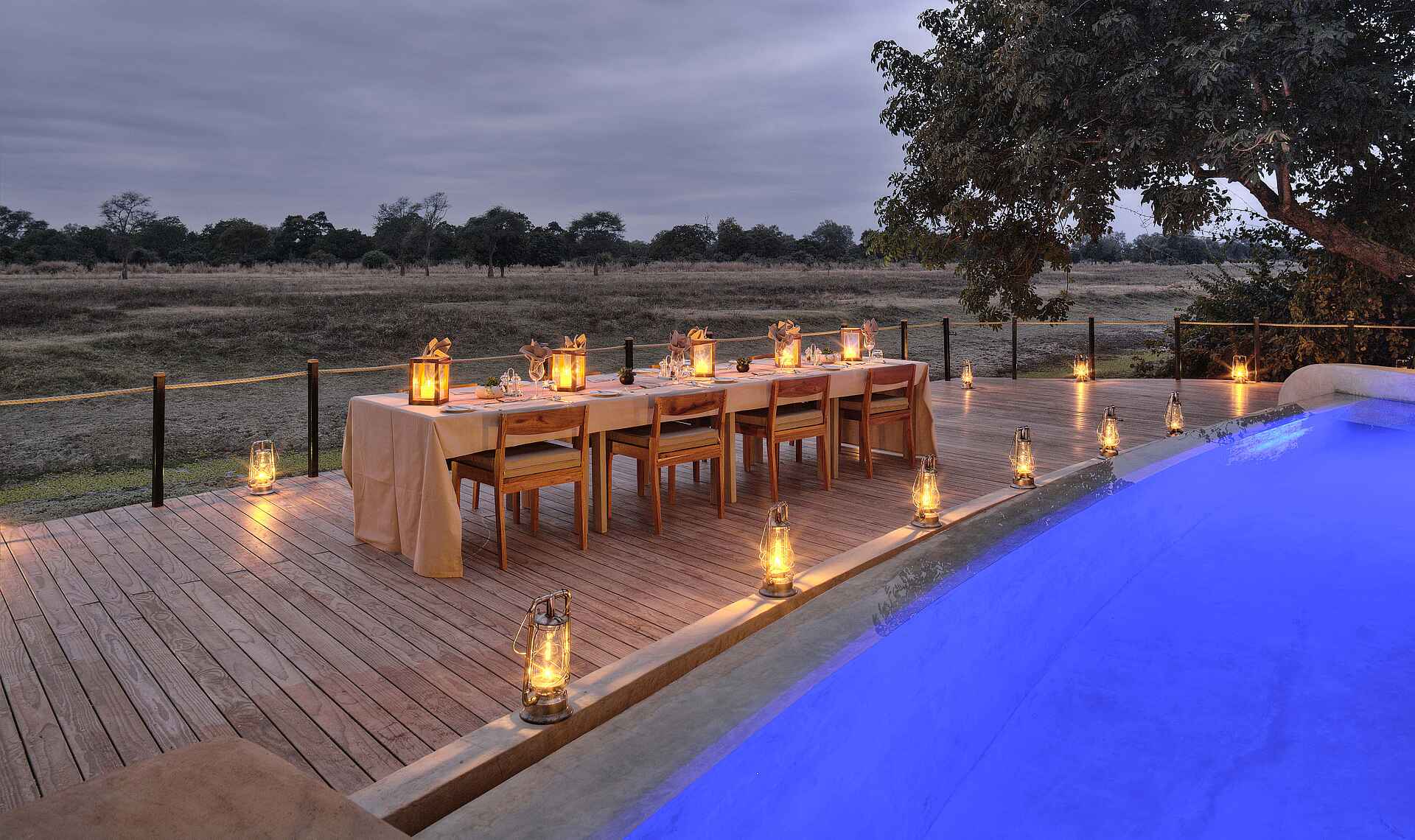 Lion Camp, Luangwa River, South Luangwa National Park, Blick, Gedeckter Tisch, Swimming Pool, Afrikarma, Afrikarma Safaris, Afrikarma Safaris. Wildnis. Hautnah., Afrikarma.de