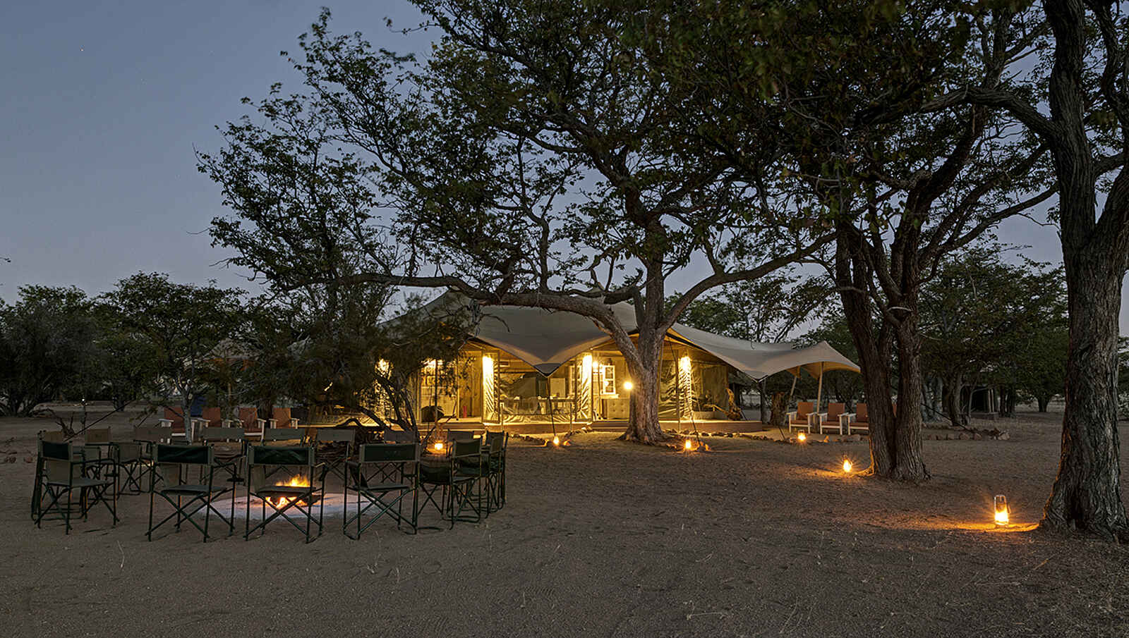 Malansrus Tented Camp: Das Camp in der Abenddämmerung im Laternenschein Malansrus Tented Camp: Das Camp in der Abenddämmerung im Laternenschein