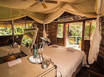 Ngaga Camp: Gästeunterkunft von innen mit Badbereich