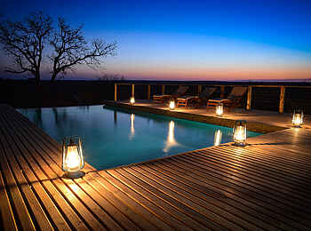 Simbavati Hilltop Lodge: Der Pool bei Nacht