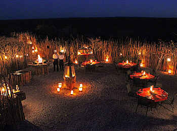 Taleni Etosha Village: Laternen beim Bomafeuer Taleni Etosha Village: Laternen beim Bomafeuer