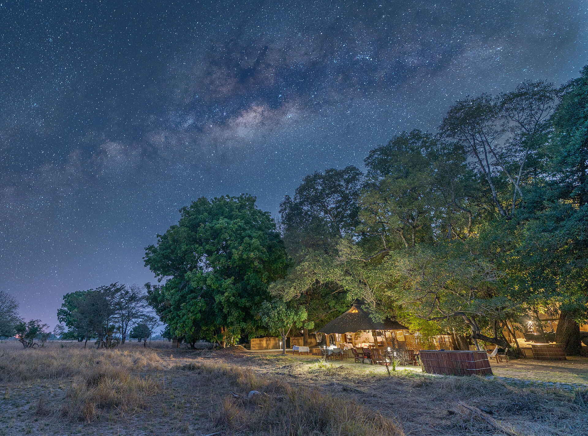 Time + Tide Luwi: Die Hauptlodge bei Nacht