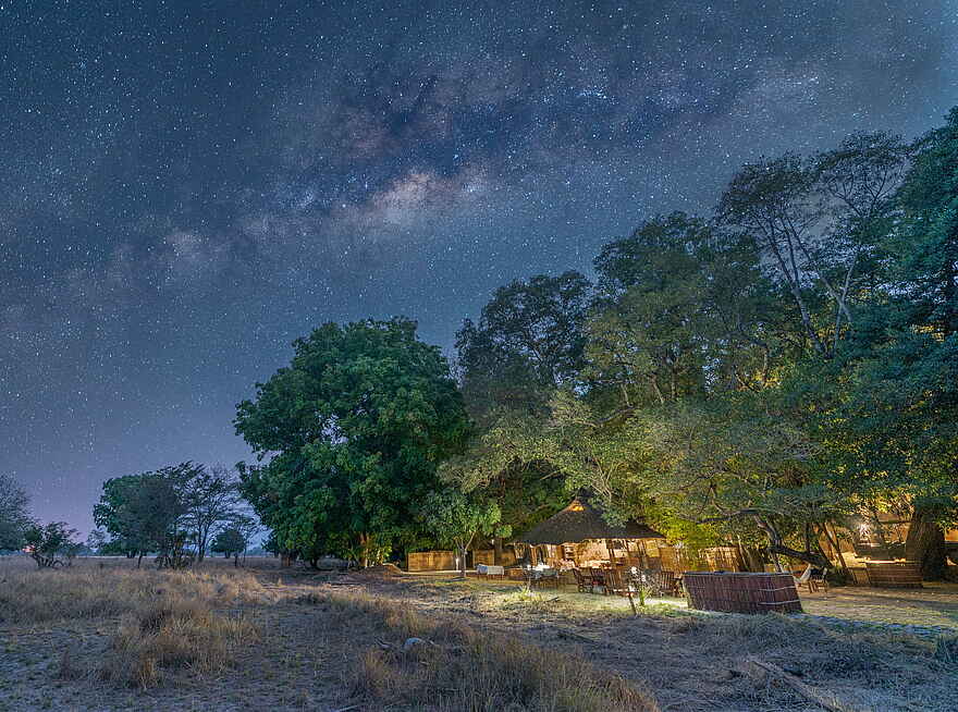 Time + Tide Luwi: Die Hauptlodge bei Nacht Time + Tide Luwi: Die Hauptlodge bei Nacht