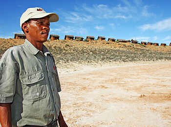 !Xaus Lodge: Blick vom Pfannenboden zur Lodge !Xaus Lodge: Blick vom Pfannenboden zur Lodge