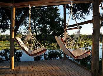 Amanzi Camp: Hängestühle auf der Veranda Amanzi Camp: Hängestühle auf der Veranda