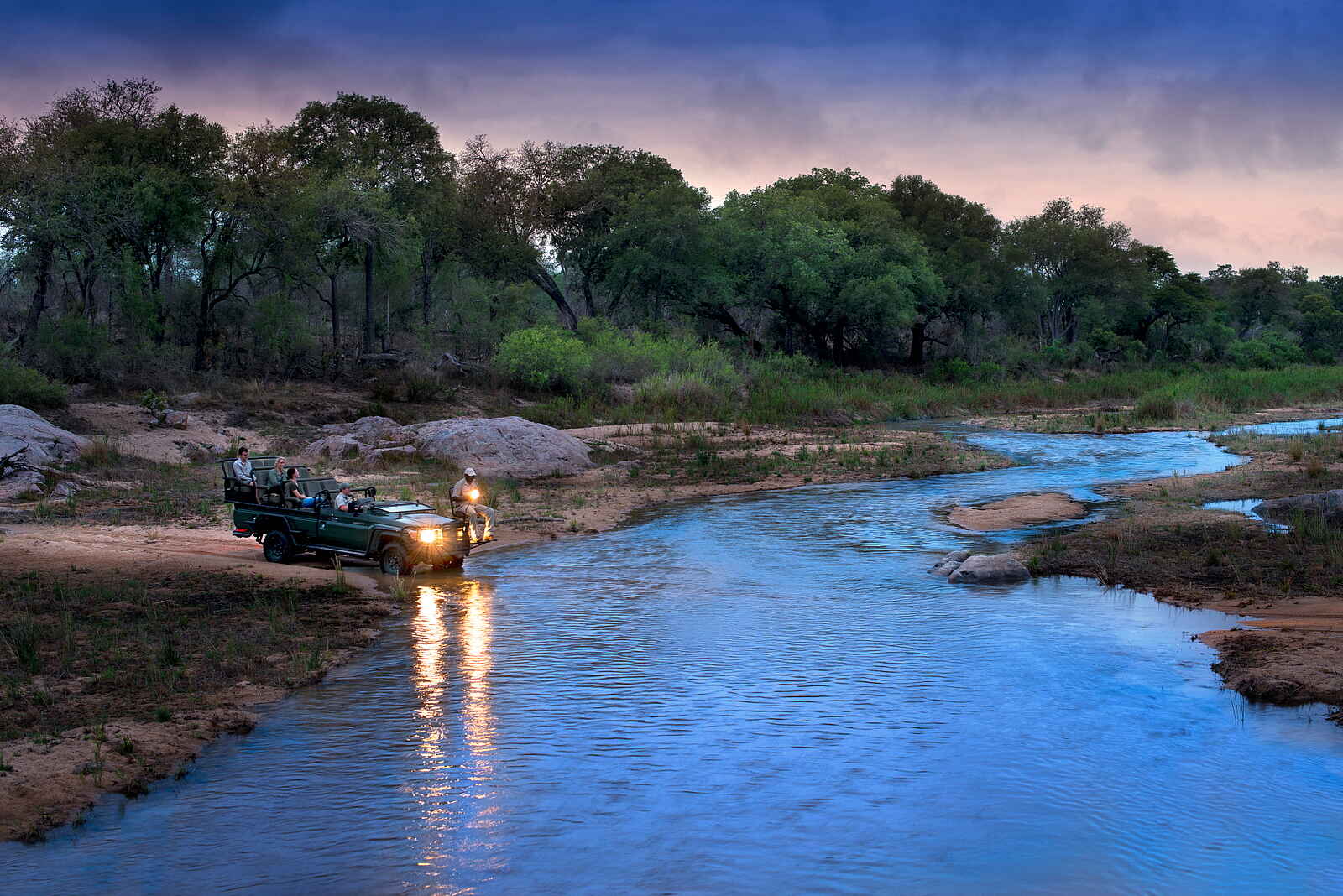 andBeyond Tengile River Lodge: Night Drive andBeyond Tengile River Lodge: Night Drive