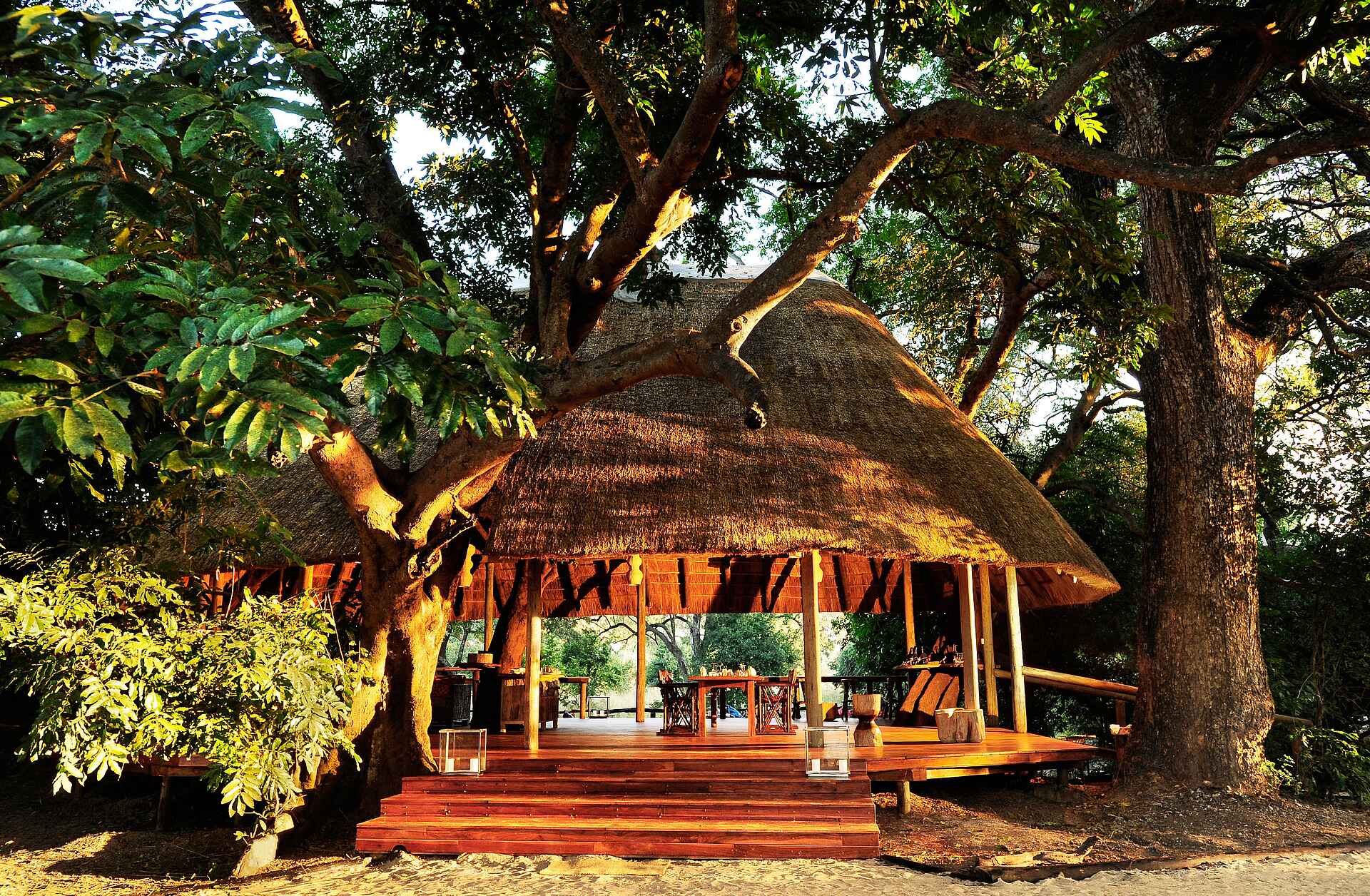 Bilimungwe Bushcamp, Bushcamp Company, Game Drive, Lagune, Luangwa River, Luangwa-Tal, South Luangwa National Park, Walking Safari, Eingang, Hauptgebäude, Reetdach, Afrikarma, Afrikarma Safaris, Afrikarma.de, Andy Hogg, Paul Allen