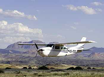 Damaraland Camp: Im Anflug auf den Airstrip