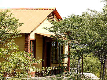 Etosha Safari Camp: Seitenansicht des Chalets