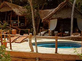 Fundu Lagoon: Pool und Zelte der Suite Fundu Lagoon: Pool und Zelte der Suite