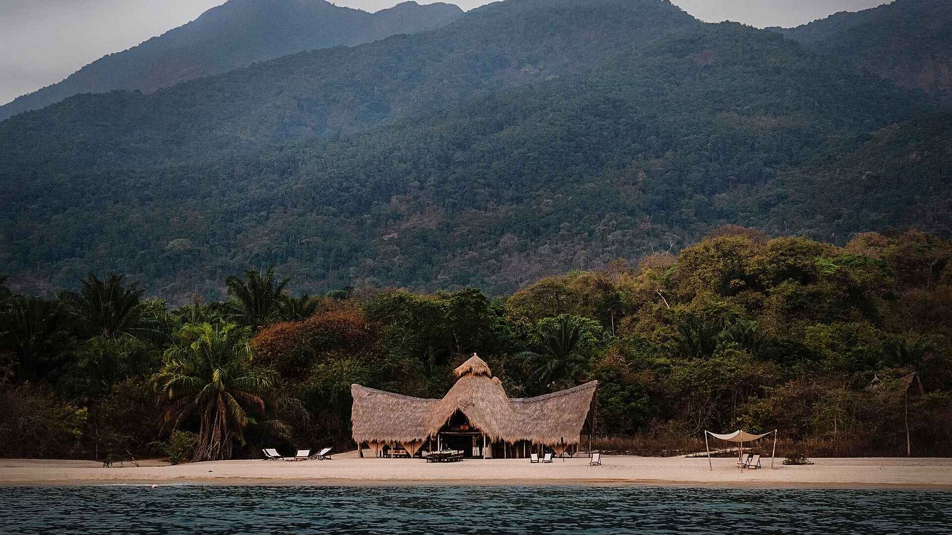 Greystoke Mahale Lodge: Ansicht der Lodge vom See aus Greystoke Mahale Lodge: Ansicht der Lodge vom See aus